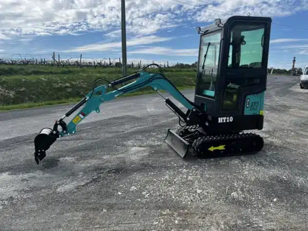 Mini-pelle HT10 avec cabine