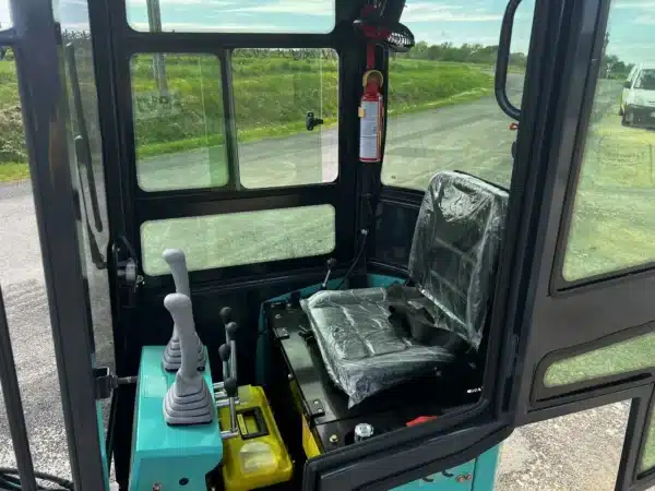 Mini-pelle HT10 avec cabine