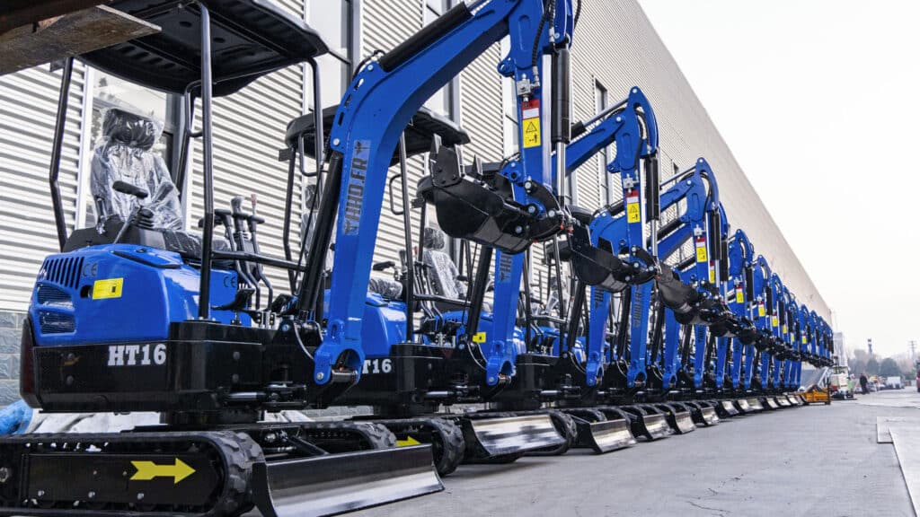 Comment choisir sa mini-pelle selon votre usage ? Particulier, artisan ou pro : conseils, comparatifs et exemples de machines sur hho.fr.